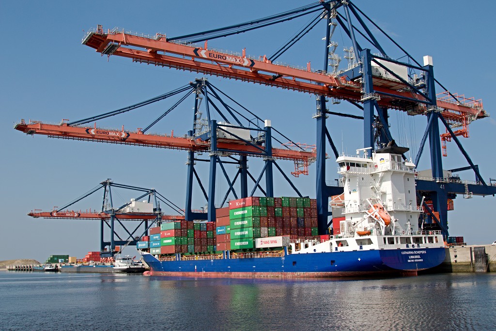 europoort maasvlakte rotterdam botlek haven scheepvaart industrie fabrieken marine transport overslag terminal portlantis ferry centrale